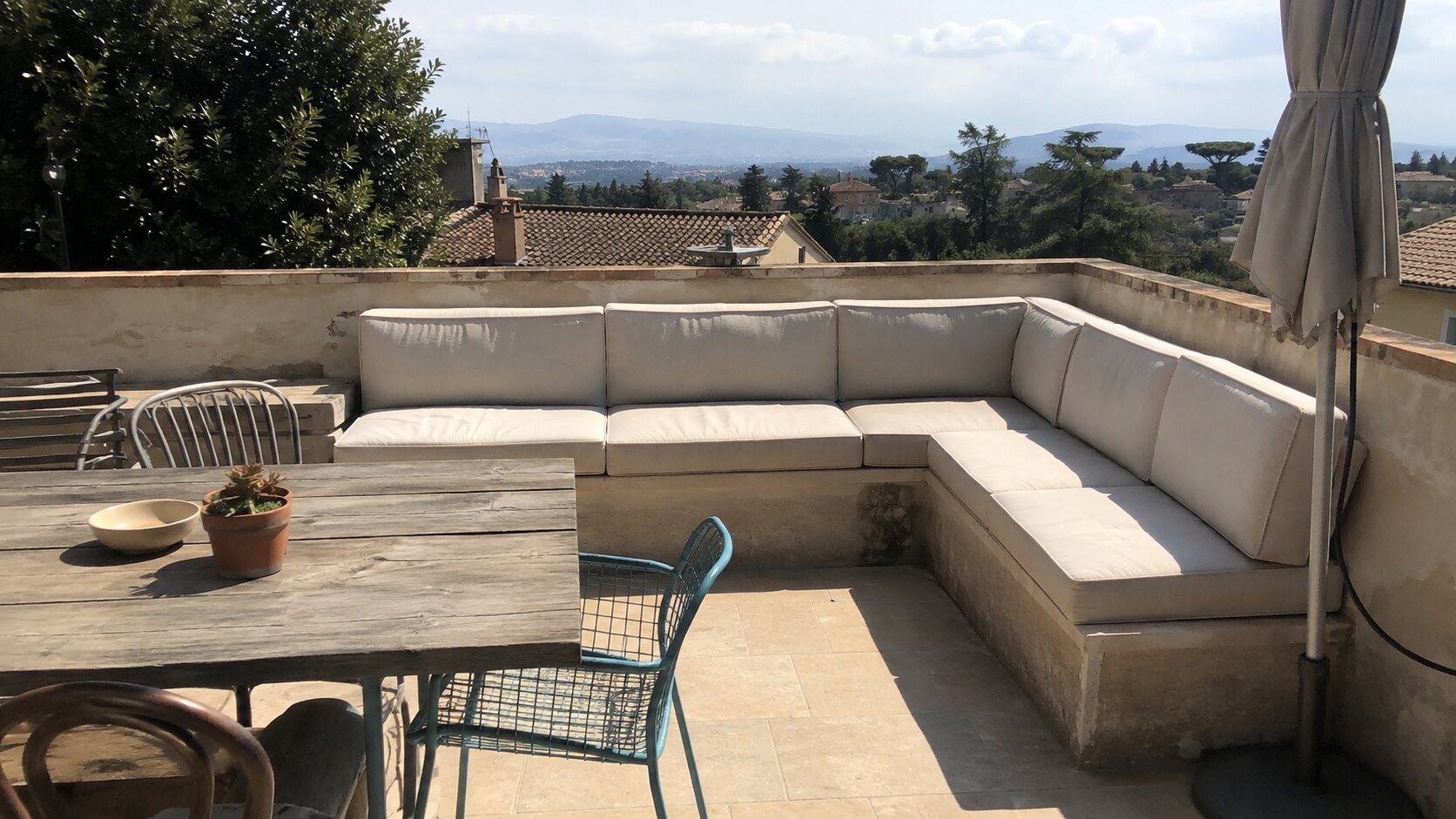 Una seduta continua per vivere la terrazza.