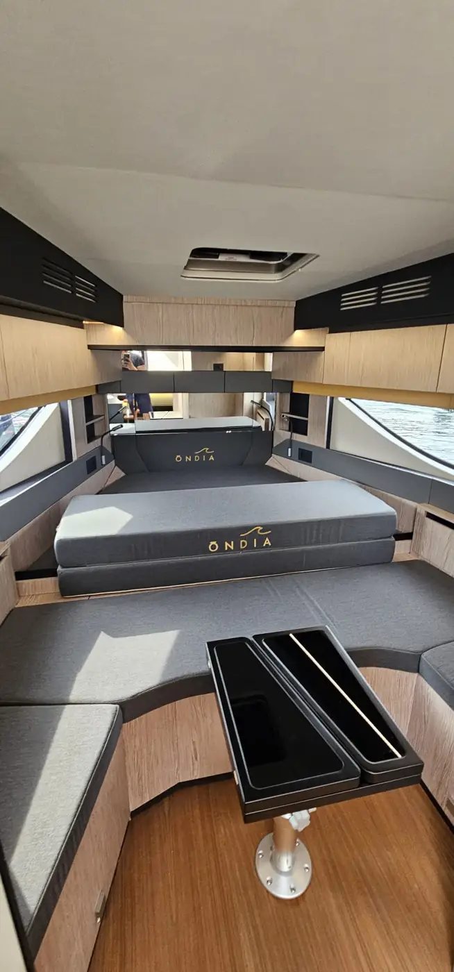 ONDIA · Cabina · Dinette con tavolo e logo ONDIA